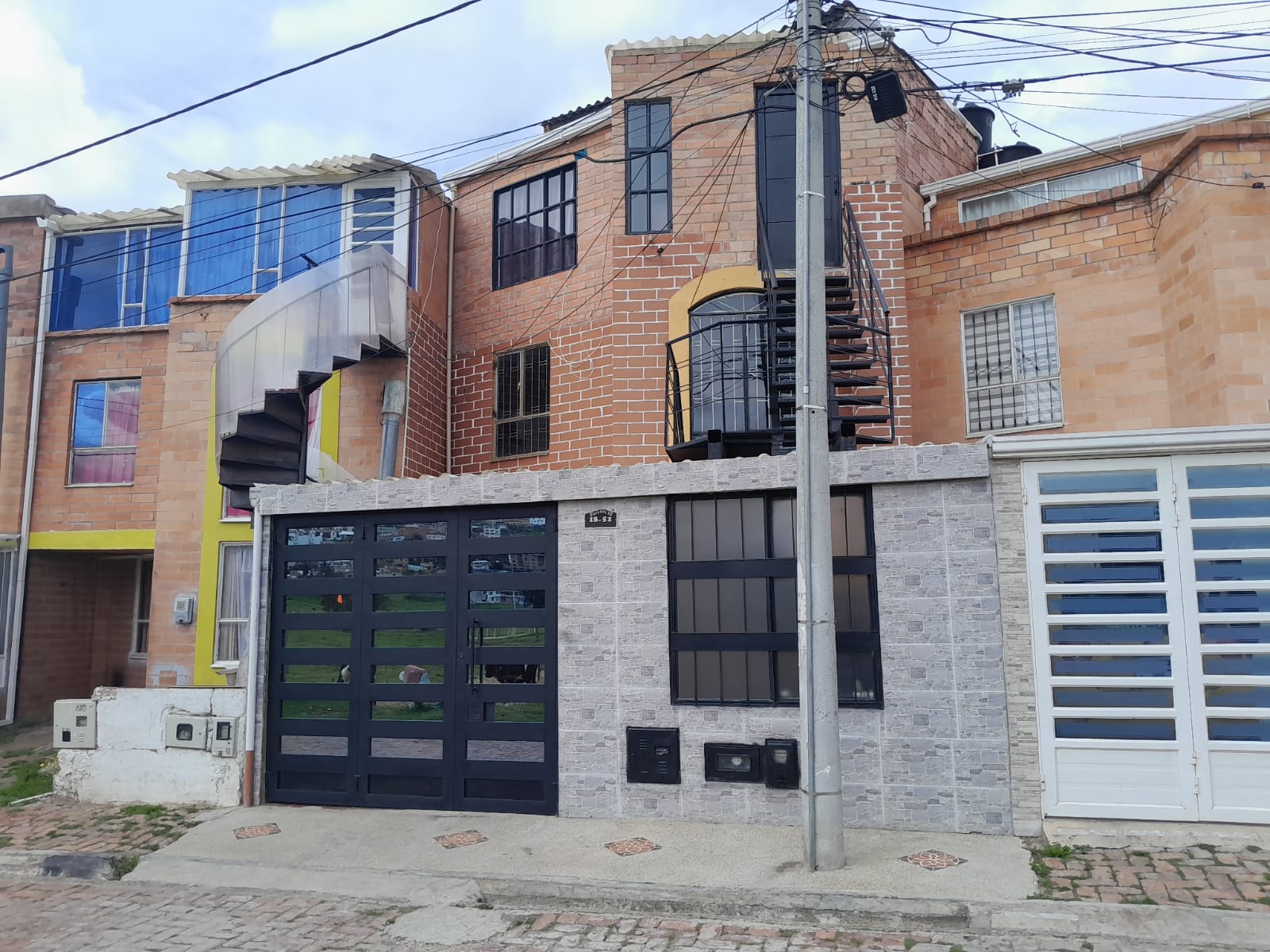 SE ARRIENDA LINDA CASA CON APARTA ESTUDIO