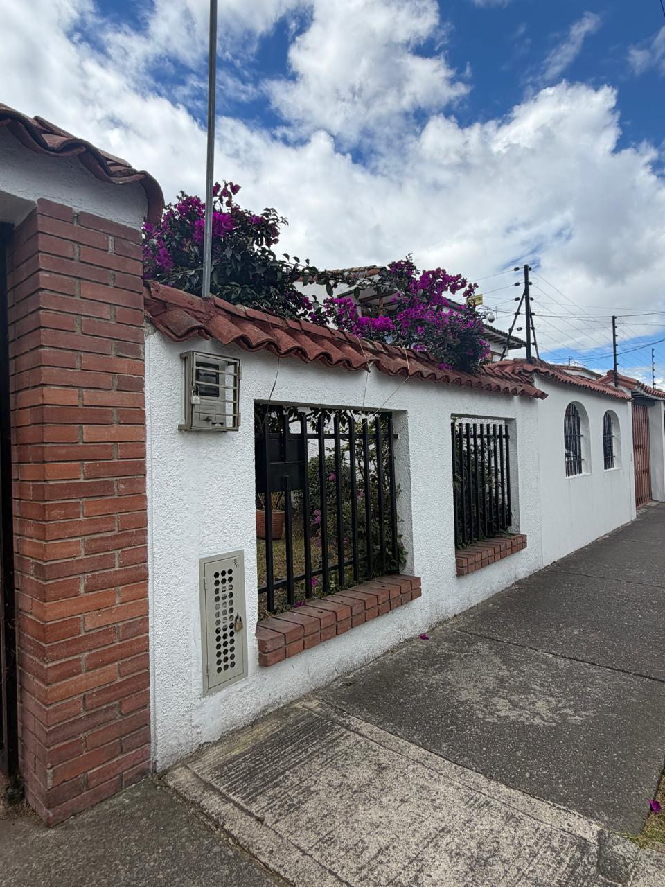 Casa de dos pisos en venta, Barrio Las Villas; Bogotá